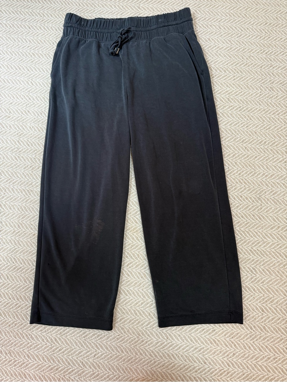 Lou & Grey Cropped wide-leg drawstring pants - size Medium Petite - washed black